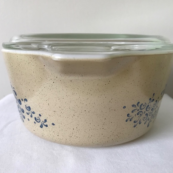 Vintage Pyrex by Corning - Homestead Round Casserole with Clear Lid Cover - Picture 6 of 16